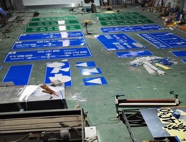 那曲那曲道路交通标志牌